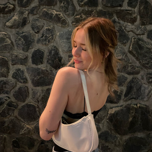 Meet your Posher, Olivia - Picture 1 of 1